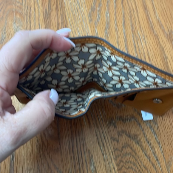 Brand New Vera Bradley Essential Small Wallet!!! - Picture 5 of 5